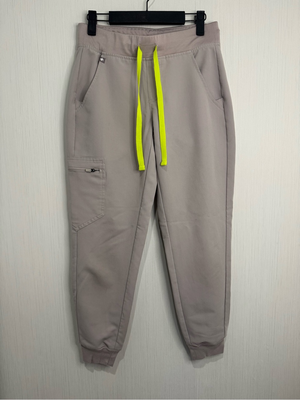 FIGS Zamora Jogger Scrub Pants in Slate. XS Petite.
